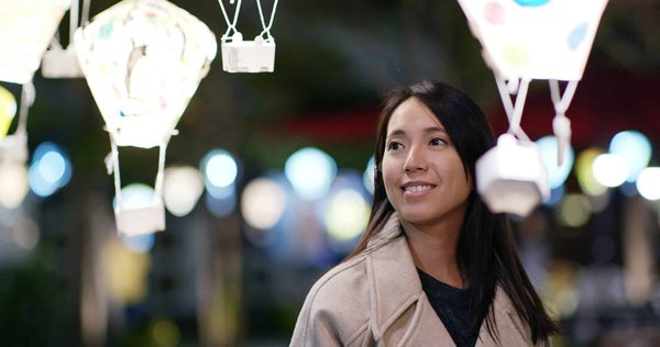 Quelles astuces pour organiser un atelier de fabrication de lanternes pour un festival lumineux local ?